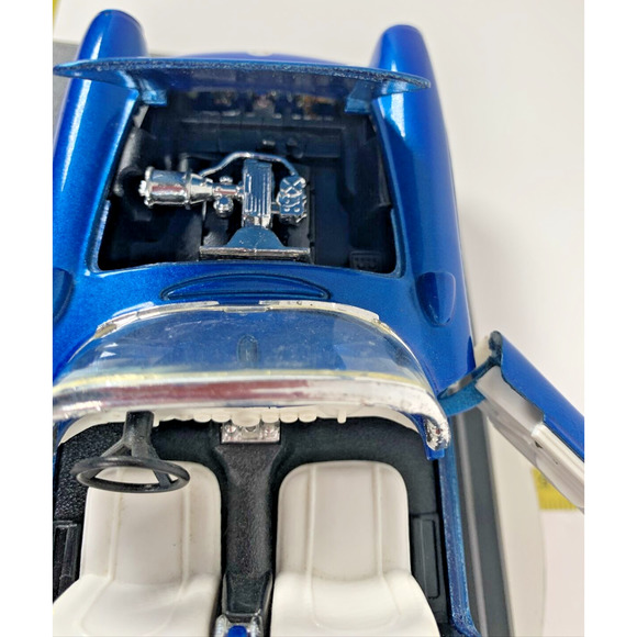 Road Tough 1957 Chevy Corvette 1:24 Scale Diecast Model Car With Plastic Stand - Picture 13 of 16